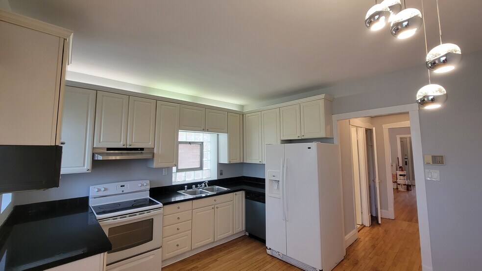 Building Photo - 5807 N Artesian Ave
