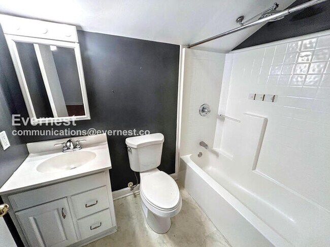 Building Photo - 2 Bed/2 Bath Home with Laundry Hookups / A...