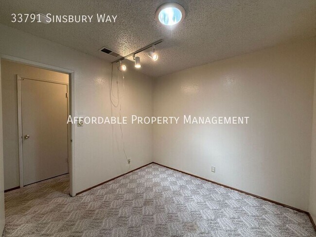 Building Photo - 33791 Sinsbury Way