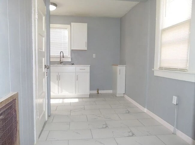 Building Photo - Rent reduced & Move-in Special! 1/2 off fi...