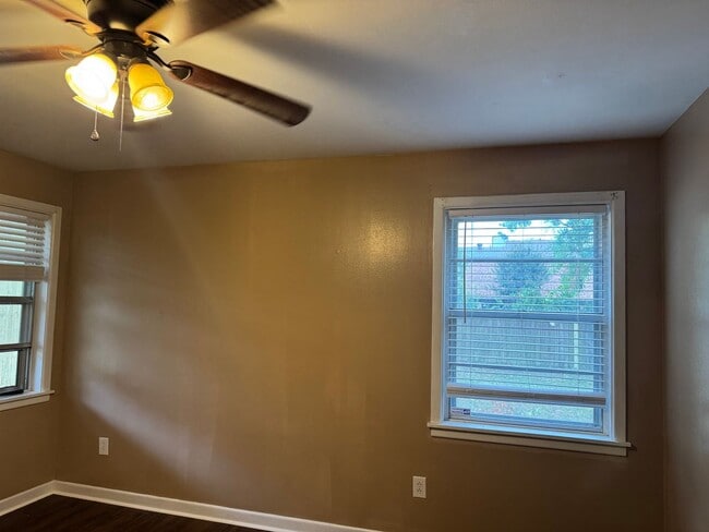 Building Photo - 3/2 Fenced Yard Covered Parking