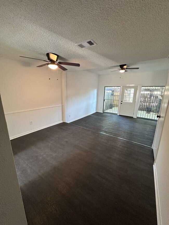 Building Photo - 7700 Creekbend Dr