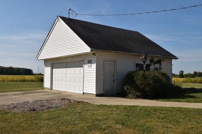 Building Photo - 3 Bedroom Home in the Country