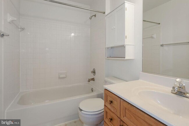 Building Photo - 2480 Angeline Dr