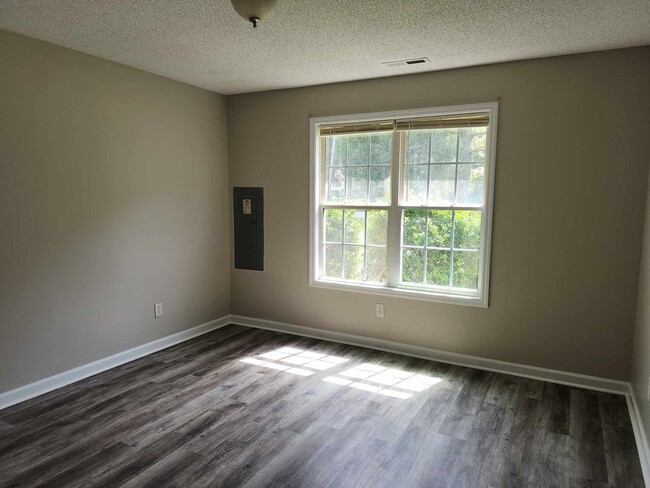Building Photo - Cute Duplex At Affordable Price!!
