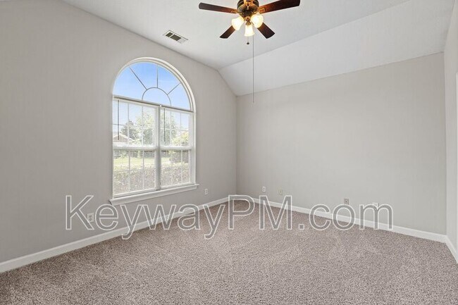 Building Photo - 633 Ventana Dr
