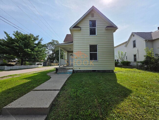 Building Photo - **MOVE-IN SPECIAL** Centrally Located and Remodeled 4BR Home