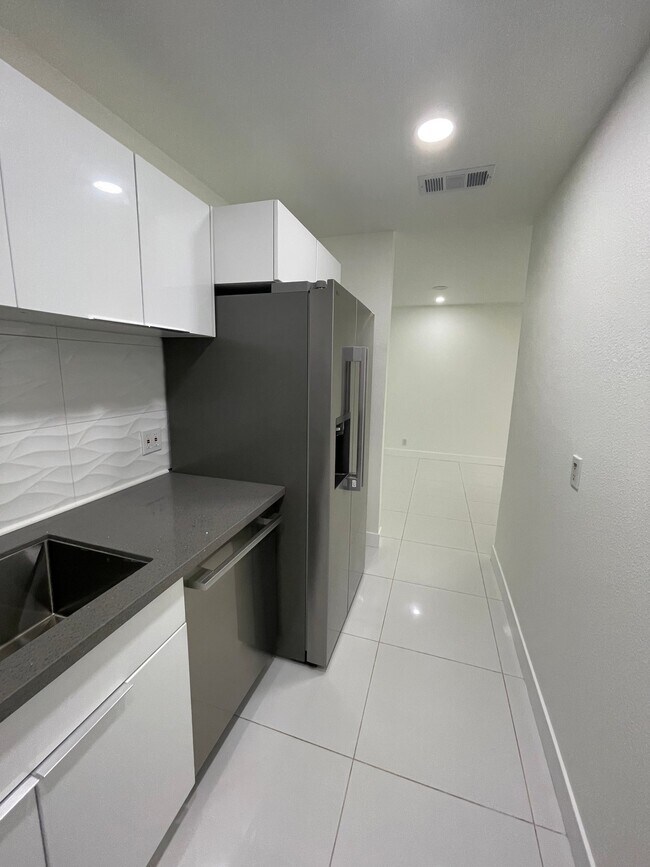 Building Photo - 420 N Villa Ct