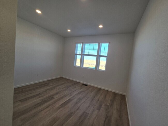 Building Photo - Brand New Aurora Highlands Ranch