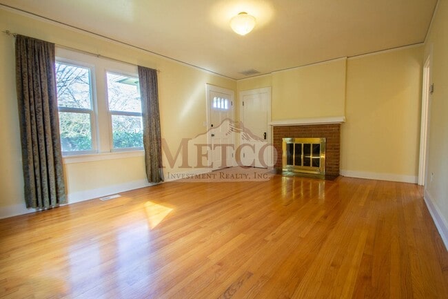 Building Photo - Light & Bright Home In Eugene
