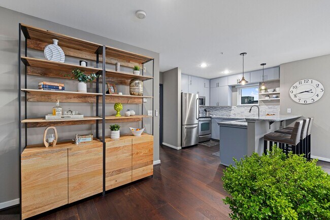 Building Photo - 2Bd/1.75Ba Seattle Condo