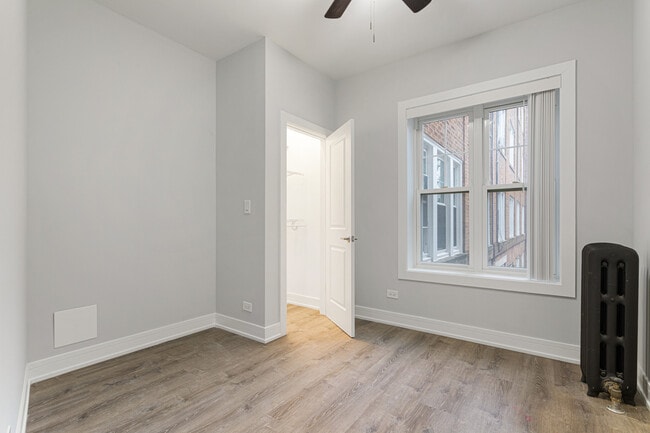 Building Photo - 6952 N Wolcott Ave