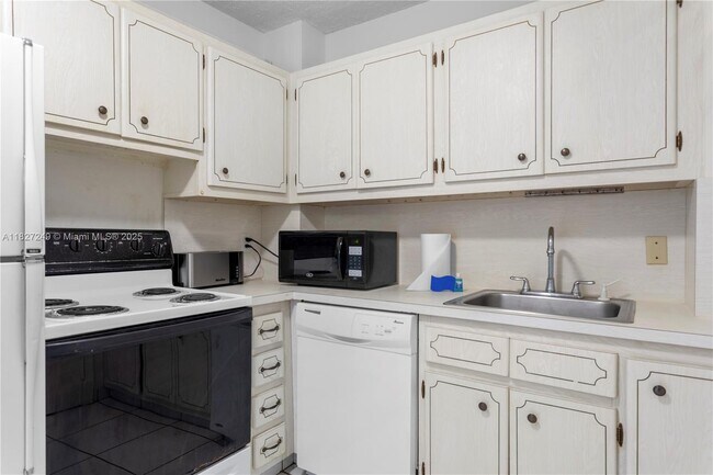 Building Photo - 9440 W Bay Harbor Dr