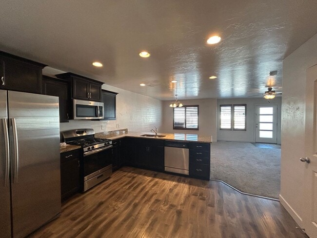Building Photo - Modern Townhome