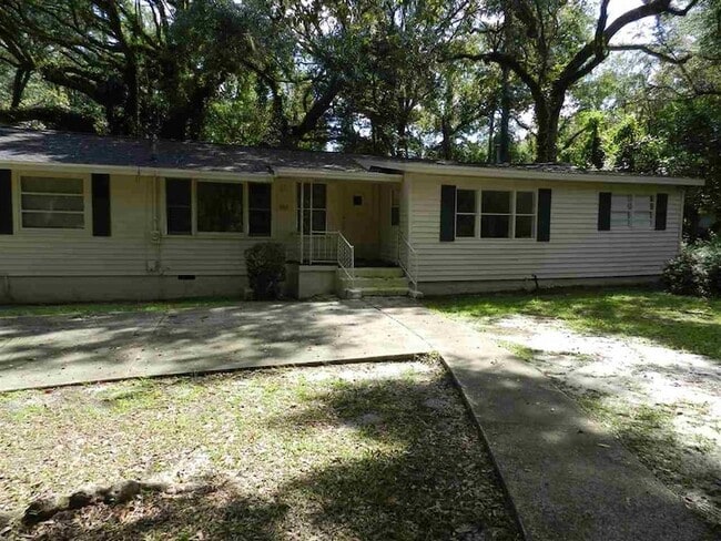 Building Photo - 3015 Thomas Dr
