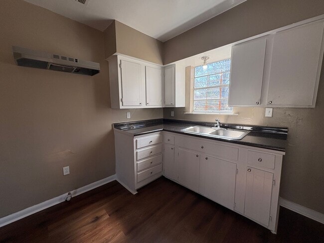 Building Photo - Amazing 2 bedroom/1 bath house with laundry room!