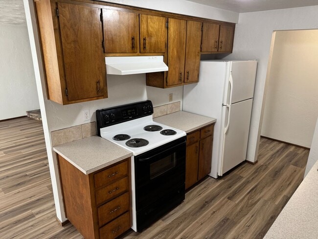 Building Photo - Updated 2 bed 1 bath duplex in Springfield!