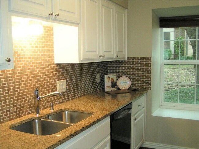 Building Photo - 6627 Valleyside Rd