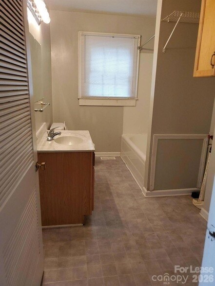 Building Photo - 1506 Wayside Dr