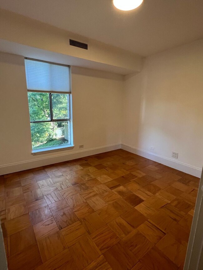 Building Photo - Downtown Condo