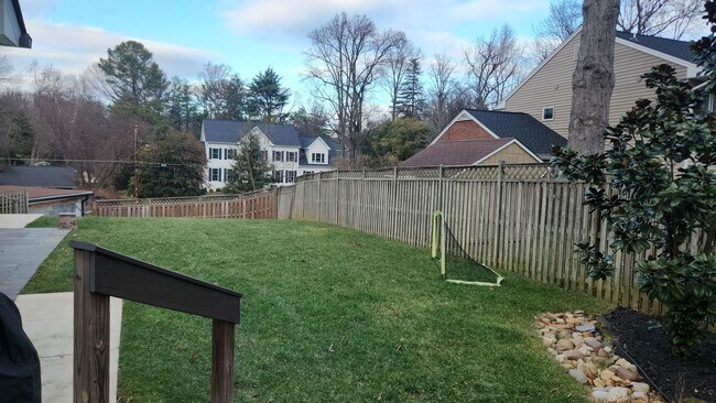 Building Photo - Beautiful Ft Hunt Area Home