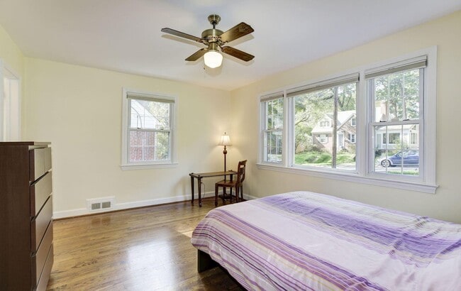 Building Photo - Absolutely Gorgeous Rambler in Great Location!