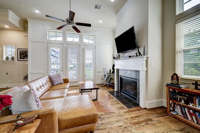 Building Photo - 8932 Lakeshore Bend Dr