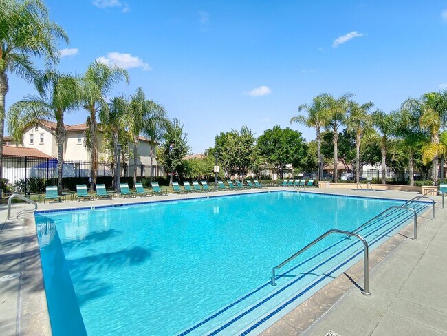 Building Photo - 2 Master Suites - 2 car garage - Townhome