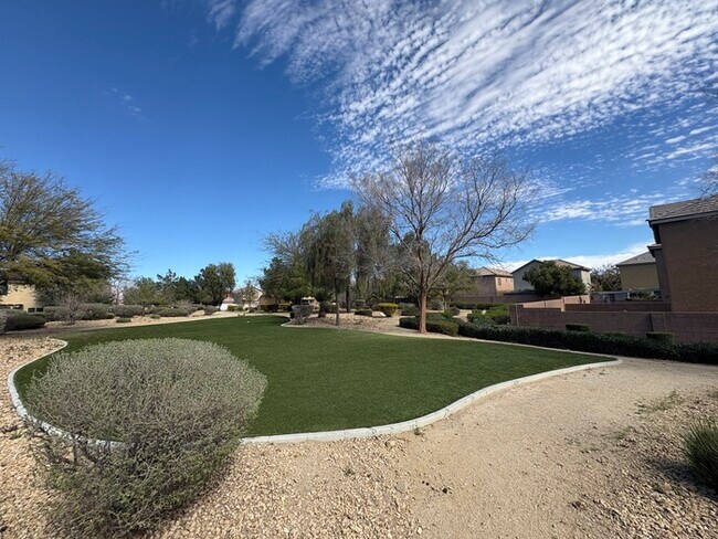 Building Photo - Carry Over Showing: This property has been shown before and will be rented to the first most qual...