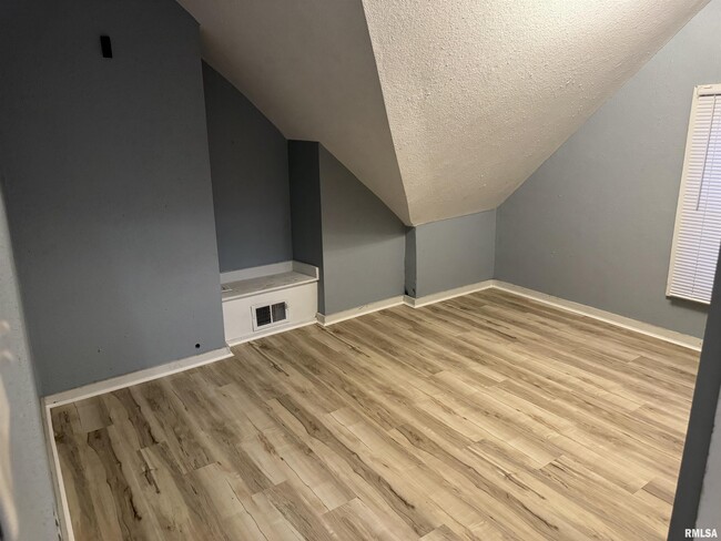 Building Photo - 105 6th Ave