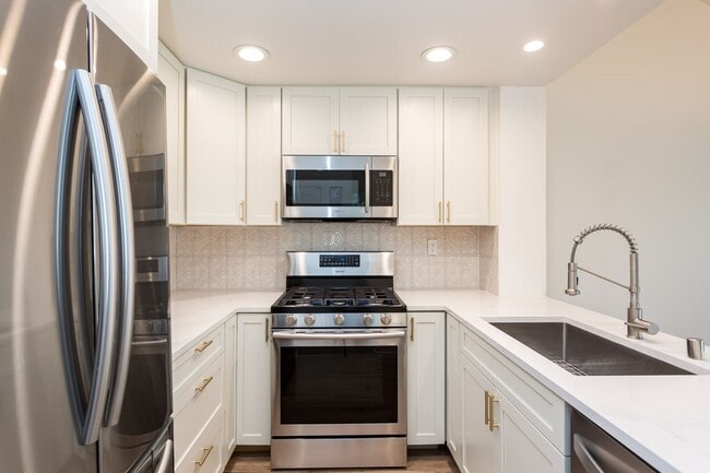 Building Photo - Charming Remodeled Townhome!