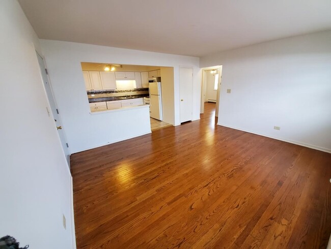 Very spacious living room - Tiffany Lake