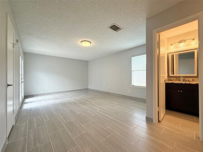 Building Photo - 2131 Highland Hills Dr