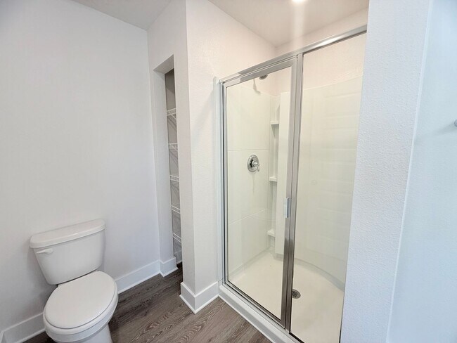 Building Photo - Stunning Townhome - End Unit