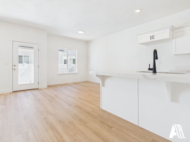 Building Photo - 447 E 650 N