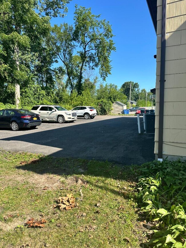 Building Photo - 208 Denrose Dr