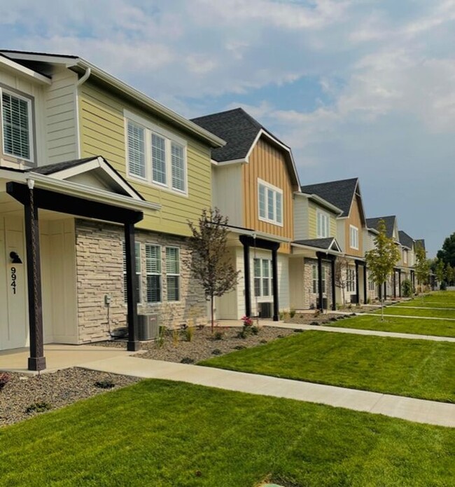 Building Photo - Townhomes at Union Square