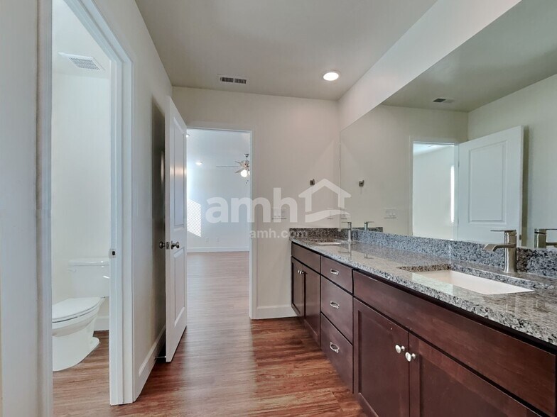 Building Photo - 5043 W Milliron Dr