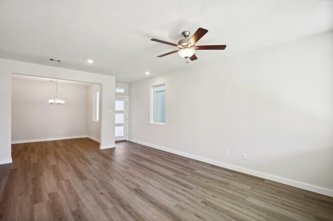 Building Photo - 586 Avisa Dr