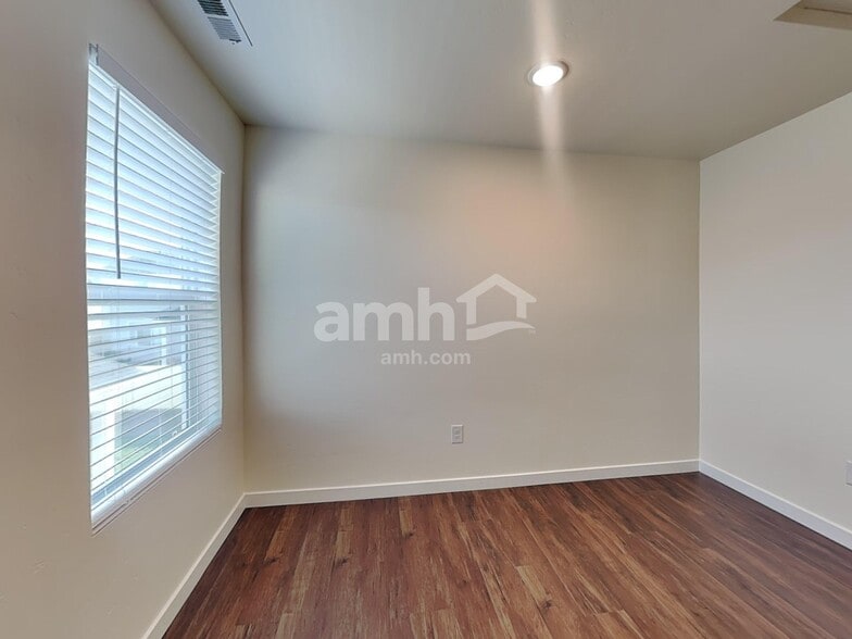 Building Photo - 1496 N Garnet Creek Ave