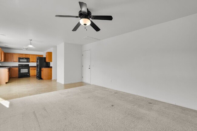 Building Photo - 3 Bedroom 2.5 bath home with 2 car garage located in Shadow Moss