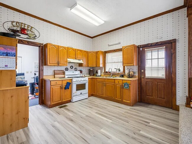 Building Photo - 18 Lakeshore Cir
