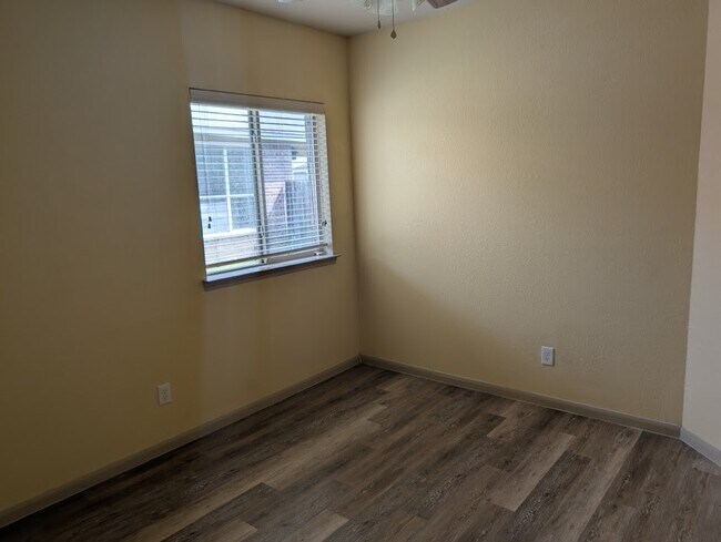 Building Photo - 21383 Village Crossing Ln