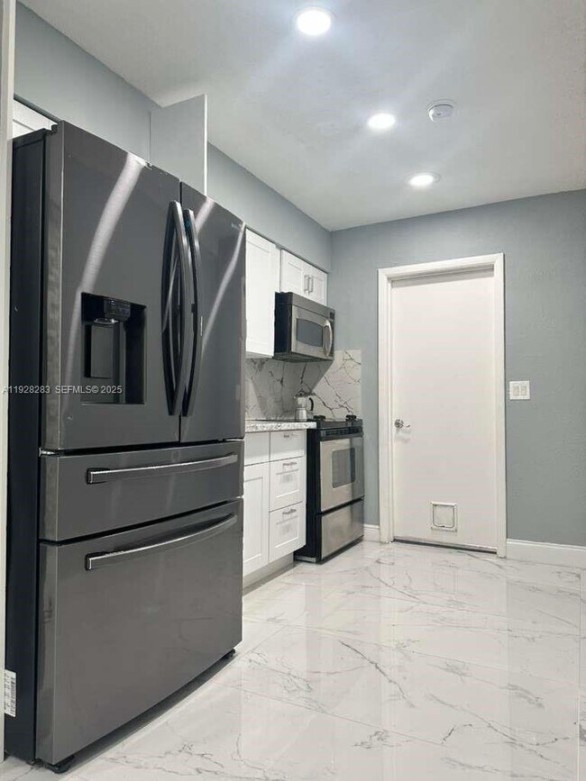 Building Photo - 4960 SW 28th Terrace