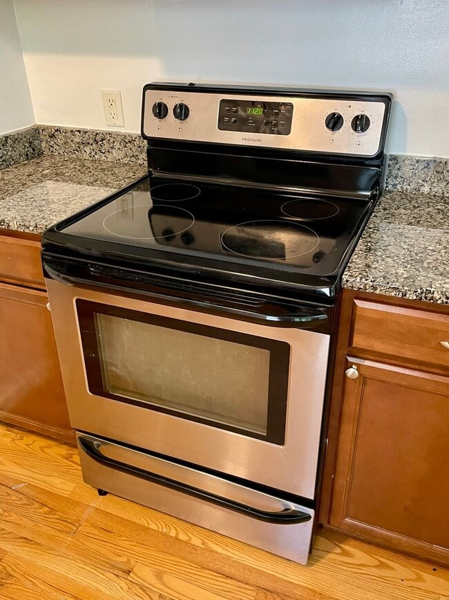 Building Photo - Beautiful & Spacious 3 Bedroom Townhome in...
