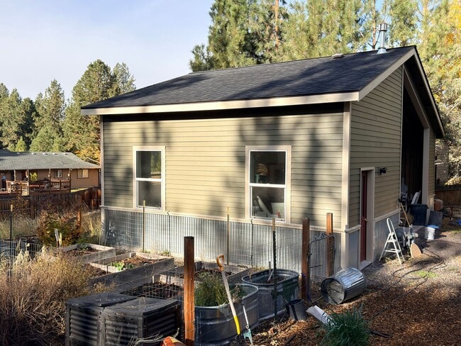 Building Photo - SEASONAL FURNISHED SHORT TERM RENTAL Offering Great Vibe! ALL UTILITIES PAID BY THE SELLER...