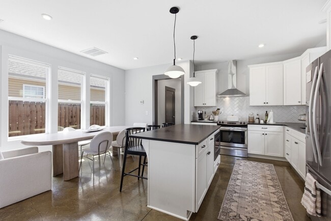 Building Photo - 1608 16th Ave N