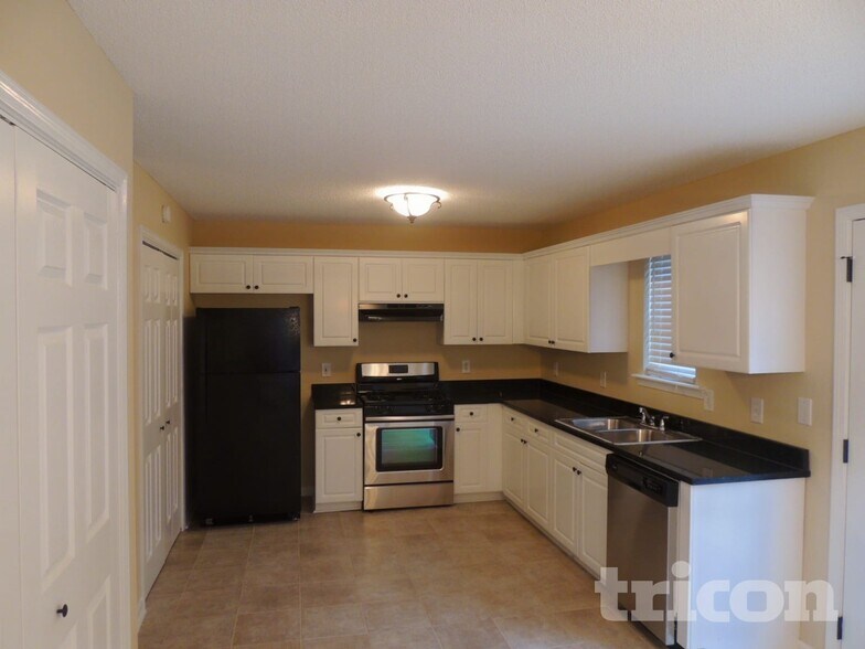 Building Photo - 214 Amber Trce