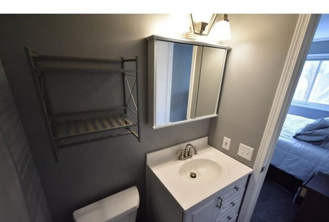 Building Photo - Spacious townhome- 3 bed/2.5ba -Community Pool! SLP- Available May 1