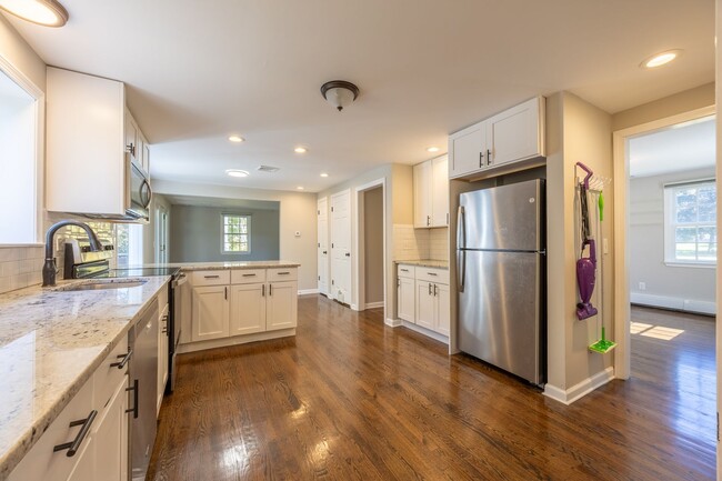 Building Photo - Charming 4 Bedroom Colonial with Updated K...